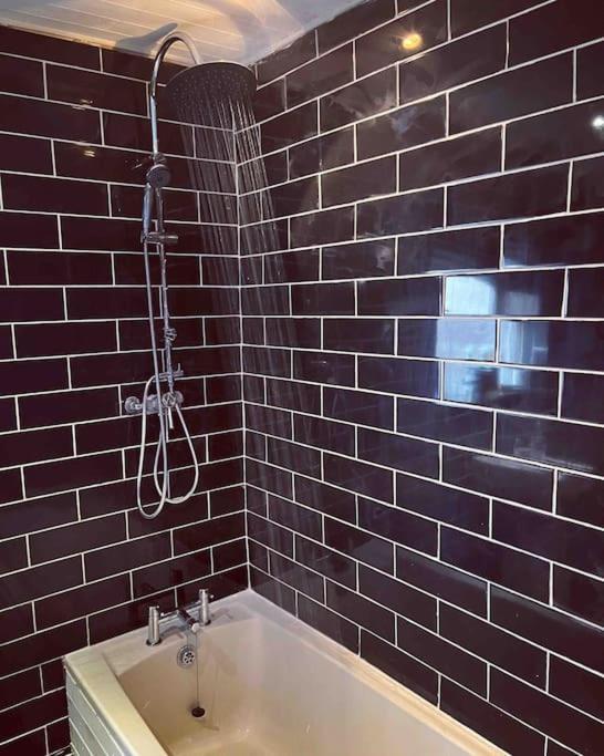Chester/Handbridge Sleeps 9 + Netflix Hough Green Exterior photo