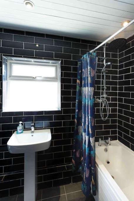 Chester/Handbridge Sleeps 9 + Netflix Hough Green Exterior photo